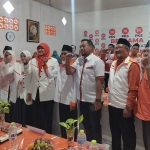 Ketua Fraksi PKS DPRD Jatim Lilik Hendarwati (kerudung oranye) foto bersama jajaran pengurus DPD PKS Kabupaten Pamekasan.