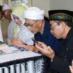 Mbah Moen mendoakan Lia dan Arief usai menikahkan keduanya sebagai pasangan suami-istri. foto: istimewa