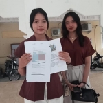 Sheila, anak pelapor bersama temannya saat menyerahkan salinan berkas pelaporan ke Mapolres Tuban.