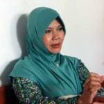 Ketua PC Muslimat NU Tuban, Hj. Siti Sarofah Sumari, ketika berada di kantornya. (foto: suwandi/BANGSAONLINE)