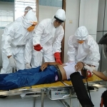 Jenazah Ilham saat dibawa oleh tim medis ke RSUD dr. Zyn.