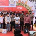 Forkopimda Jawa Timur dan Kota Surabaya saat bersama perwakilan dari Organisasi Masyarakat Indonesia Timur di agenda pembagian paket sembako.