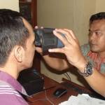 DIKEBUT: Seorang warga melakukan perekaman e-KTP di Kantor Kecamatan Sidoarjo Kota, Selasa (30/8) lalu. foto: MUSTAIN/ BANGSAONLINE