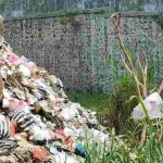 Ketua FPRB Kabupaten Kediri Ari Purnomo Adi saat mengecek lokasi sampah yang menggunung di TPST3R samping sungai di Kecamatan Kandangan. Foto: MUJI HARJITA/ BANGSAONLINE.com 