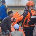 Proses evakuasi jasad korban yang ditemukan 131 meter dari titik jatuh di Kali Lamong