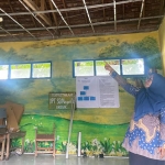 Wakil Ketua DPRD Gresik Nur Saidah menunjukkan Ruang Perpustakaan UPT SDN 86 Desa Sumari, Kecamatan Duduksampeyan, yang atapnya ambrol. Foto: SYUHUD/ BANGSAONLINE