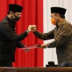 Plt Wali Kota Pasuruan Raharto Teno Prasetyo menyerahkan laporan keuangan daerah kepada Ketua DPRD Ismail Marzuki Hasan.