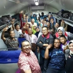 Foto yang beredar di medsos. Tmapak Camat Wringinanom M. Hari Syawaludin dan Camat Ujungpangkah Dwi Purbo Wahyono berselfie ria di dalam gerbong kereta. Foto: IST