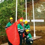 Karyawan PT Wanatiara Persada dipaksa menurunkan bendera China yang berkibar di Pulau Obi, Kabupaten Halmahera Selatan, Maluku Utara.