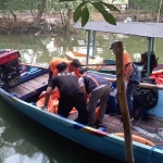 Jenazah EB saat dievakuasi oleh petugas BPBD dan Polsek Gunung Anyar