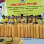 Ahmad Nurhamin, KH. Nur Muhammad dan jajaran pengurus Golkar lainnya saat menghadiri diklat pendidikan politik. foto: SYUHUD/ BANGSAONLINE