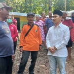 Wakil Bupati Mojokerto, Muhammad Al Barra atau yang akrab disapa Gus Barra, saat bersama masyarakat yang kekurangan air bersih.