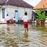 Air luapan Bengawan Jero yang merendam salah satu bangunan sekolah di Lamongan