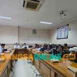 Puluhan warga saat RDP dengan Komisi I DPRD Kabupaten Probolinggo. Foto: ANDI SIRAJUDIN/BANGSAONLINE