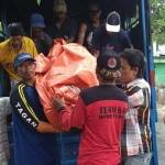 Tim BPBD dibantu warga saat mengevakuasi korban dan akan diserahkan pada keluarganya. foto: suwandi/ BANGSAONLINE