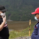 Bupati Kediri, Hanindhito Himawan Pramana (kiri), saat meninjau kondisi kawah gunung Kelud. Foto: Ist