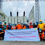 Para petugas PLN berhasil meningkatkan kapasitas MVA di 10 GI yang ada di Jawa Timur.
