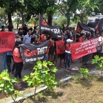 Massa LSM Genpatra dan Forkot saat menggelar demo mengawal sidang Sekda Gresik di Pengadilan Tipikor, Surabaya. foto: ist.
