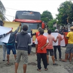 Warga Dalegan, Kecamatan Panceng, Gresik, saat menggelar demo. Foto: Ist