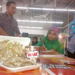 Petugas saat melakukan pemeriksaan mamin di salah satu supermarket Kota Mojokerto, Jumat (22/12). Foto: KRESNA SOFFAN/BANGSAONLINE