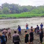 Petugas gabungan saat berada di pos pencarian untuk evakuasi remaja yang terseret arus Sungai Brantar, Kabupaten Blitar.
