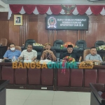 Para anggota Komisi II DPRD Kota Mojokert saat rapat dengar pendapat dengan pengampu proyek mercusuar. Foto: YUDI EKO PURNOMO/BANGSAONLINE