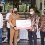 Direktur TI & Operasi Bank Jatim Tonny Prasetyo menyerahkan CSR secara simbolis kepada Wali Kota Surabaya Eri Cahyadi. foto: istimewa
