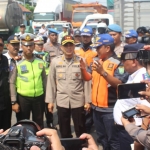 Kapolres Pasuruan AKBP Rofiq Ripto Himawan saat memantau operasi angkutan umum dan barang.