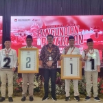 Jajaran Komisioner KPU Bangkalan saat bersama para paslon. 