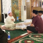 Kedua pemuda yang memeluk islam dengan membaca syahadat di Masjid Al-Akbar Surabaya. Foto: BANGSAONLINE