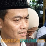 Jubir Ponpes Lirboyo, Gus Muid, saat memberi keterangan ke awak media. Foto: MUJI HARJITA/BANGSAONLINE