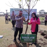 Kapolda Jawa Timur,  Irjen Pol Toni Harmanto tanam pohon saat grounbreaking pembangunan Polres Kawasan di KEK Java di JIIPE. Foto: SYUHUD/BANGSAONLINE.com