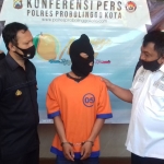 Deni, tersangka pencuri Hp saat dimintai keterangan oleh Kasatreskrim Polres Probolinggo Kota, AKP Heri Sugiono.