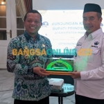 Pertukaran cindermata antara Bupati Madiun dan Pringsewu. Foto: Hendro Suhartono/BANGSAONLINE