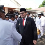 Bupati Kediri, Hanindhito Himawan Pramana, saat menyalami para kepala desa yang baru menerima SK perpanjangan jabatan. Foto: Ist