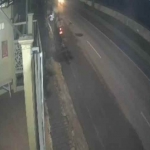 Dua komplotan pencuri terekam CCTV.