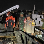 Petugas saat olah TKP kebakaran tempat pembuatan sangkar burung di Kota Batu.