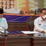 Wakil Ketua Gugus Tugas Percepatan Penanganan COVID-19 Gresik Wabup Moh. Qosim, bersama Jubir dr. Saifudin Ghozali ketika memberikan keterangan pers, Kamis (16/4). foto: SYUHUD/ BANGSAONLINE