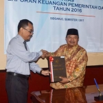 Bupati Madiun Muhtarom saat menerima penghargaan dari di Kantor Badan Pemeriksa Keuangan (BPK).