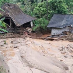 Bencana longsor kembali melanda Desa Banaran, Ponorogo, Jawa Timur sore tadi. Tepatnya di areal D. Sebanyak empat rumah dikabarkan ikut hanyut terseret air bercampur lumpur. foto: BPBD Ponorogo (Andi Supardjo) for BANGSAONLINE