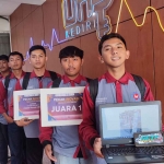 Mahasiswa UNP Kediri saat menunjukkan sertifikat mesin pengaduk petis. Foto: Ist