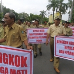 Kades dan perangkat desa se-Kabupaten Jombang menggelar unjuk rasa di Pendopo Bupati Jombang, Kamis (22/3/2018). Foto: RONY S/BANGSAONLINE