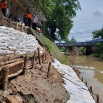 Perbaikan tanggul sungai yang dilakukan Pemkot Kediri sebagai upaya untuk mitigasi bencana. Foto: Ist