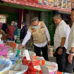 Tim Satgas Pangan Pusat dan Daerah saat mengecek ketersediaan beras di Pasar Larangan.
