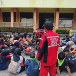  Para siswa dan Pecinta Alam saat mengikuti kegiatan pelatihan teknik penyelamatan. (Ist). 