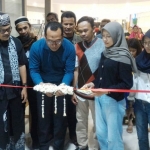 Ahmad Nadir saat membuka pameran lukisan tunggal karya Achmad Feri dengan pemotongan pita. foto: ist