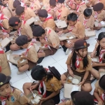 Siswa SD menyantap makanan saat uji coba makan bergizi gratis di SD Negeri 17 Dangin Puri, Denpasar, Bali, Sabtu (21/12/2024). Foto: Antara.