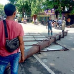 Eksekusi reklame bodong di Kota Mojokerto. foto: YUDI EP/ BANGSAONLINE