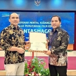 Dekan Fakultas Sastra Universitas Negeri Malang, Dr. Moch. Syahri,  S.Sos., M.Si. (kiri), dalam sebuah kesempatan. 
