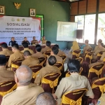 Kajari Gresik, Nana Riana (dua dari kiri), saat menjadi pemateri pencegahan korupsi untuk kades se-Ujungpangkah. Foto: Ist.